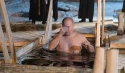 Tổng thông Putin khoe vẻ vạm vỡ, ngâm mình trong hồ nước băng giá