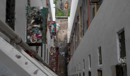 Đang ngồi với mẹ ở chung cư, cậu bé 14 tuổi chết tức tưởi vì một chiếc ghế