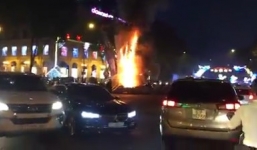 Cháy đèn trang trí Tết ở TP.HCM, người đi đường hốt hoảng bỏ chạy