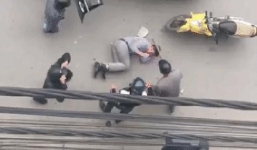 Bị nhóm người cầm gậy vụt liên tiếp giữa đường, nam thanh niên lái ô tô ôm mặt khóc xin tha