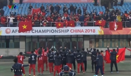 Khoảnh khắc U23 Việt Nam giơ cao Quốc kỳ ăn mừng cùng người hâm mộ