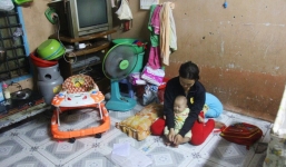 Chồng bỏ đi, người mẹ trẻ nuốt nước mắt nuôi hai con nhỏ dại, bệnh tật