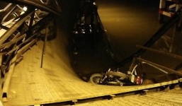 TP.HCM: Sập cầu Long Kiểng, ô tô tải và nhiều xe máy rơi xuống sông