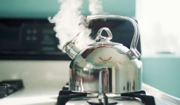 Uống nước sôi để nguội, đun đi đun lại gây ung thư? Đây là câu trả lời bạn cần biết sớm