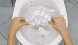 Quấn màng bọc thực phẩm lên bồn cầu: Tưởng trò đùa hóa ra tác dụng quá tuyệt vời