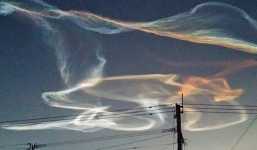 Những vệt mây khói đa sắc trên bầu trời Nhật Bản là kết quả của việc phóng tên lửa vệ tinh