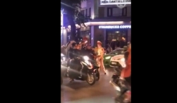 Vừa phân luồng vừa đập tay mọi người - đây là cách anh công an dễ thương ăn mừng chiến thắng của U23!