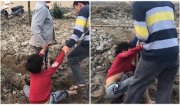 Nghi bé trai ăn trộm ngô, chủ ruộng cùng con trai đánh, đấm liên tiếp vào đầu