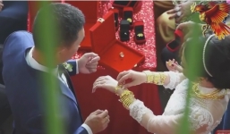 Cô dâu đeo hơn 1kg vàng, quẩy tưng bừng cùng quan khách