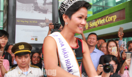 Đắk Lắk: Gặp gỡ, trao thưởng 30 triệu đồng cho HHHV Việt Nam HHen Niê