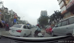 Bị chặn đầu khi cắt ngang sang đường, nữ Ninja Lead húc 3 phát vào hông ô tô cho hả giận