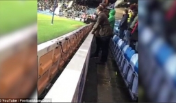 Đi tiểu vào chai nước của thủ môn, cổ động viên bóng đá phải trả giá đắt