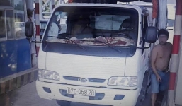 Tài xế giật điện thoại của nhân viên trạm BOT Cần Thơ vì bị quay phim