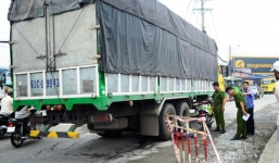 TNGT nghiêm trọng: Ngã vào gầm xe tải sau va chạm, cụ bà chết thương tâm
