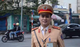 Gặp anh CSGT gây sốt với clip 'vừa phân luồng vừa đập tay mọi người' để ăn mừng chiến thắng của U23 Việt Nam