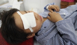 Cảnh báo: Chơi dao nhọn, bé 10 tuổi bị dao bổ đôi mắt
