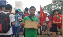 Tài xế Grab cầm biển thông báo sẽ chở khách miễn phí xuyên đêm nếu U23 Việt Nam vào chung kết