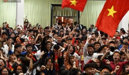 Chùm ảnh: Khoảnh khắc U23 Việt Nam gỡ hòa trong những phút cuối, hàng triệu người đã nắm tay, ôm nhau hạnh phúc nhường này