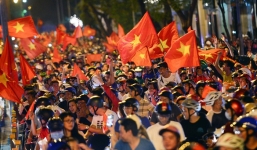 CĐV mừng phát khóc với chiến thắng lịch sử của U23 Việt Nam ở bán kết