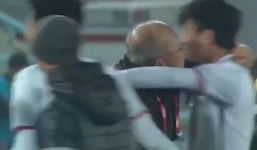 Video: HLV Park Hang Seo ôm hôn các cầu thủ U23 sau chiến thắng trước Qatar 