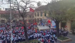 Khoảnh khắc cả sân trường cấp 3 như nổ tung khi U23 VN giành chiến thắng