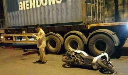 Cờ cổ vũ bóng đá cuốn vào bánh container, CĐV tử vong tại chỗ