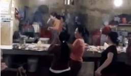 Clip mải cổ vũ U23 Việt Nam, chị bán hàng quăng cả quầy thịt xuống đất