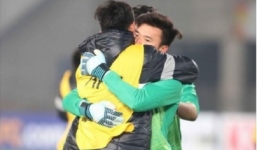 Xúc động hình ảnh thủ môn Tiến Dũng ôm chầm lấy em trai sau chiến tích tại bán kết