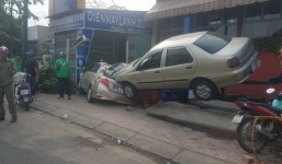 Xế hộp nằm lơ lửng trên không sau khi gây tai nạn ở Sài Gòn