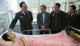 Thứ trưởng Bộ Công an thăm cán bộ CSGT bị ô tô 'điên' tông khi đang xử lý tai nạn