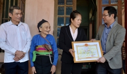 UBND huyện đến nhà tặng bằng khen, trao thưởng cho Thủ môn Bùi Tiến Dũng