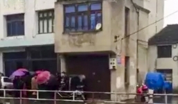 Chuẩn bị dọn nhà đón tết, phát hiện xác chết thối 2 năm trên nóc nhà tắm