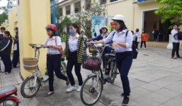 Giáo viên lén lấy đề thi tiết lộ cho học sinh dạy kèm biết trước