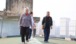 Vụ người dân đi trên mái nhà vì thang máy chung cư hỏng: Chủ tịch Hà Nội yêu cầu kiểm tra