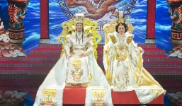 Cận cảnh long bào Ngọc Hoàng 'khủng' của Mr Đàm trong Táo quân 2018