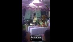 Clip: Cả rạp cưới ngơ ngác vì người yêu cũ của chú rể xông lên lễ đường phát biểu đôi lời