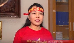 Bộ trưởng Y tế mặc áo cờ đỏ sao vàng quay clip cổ vũ U23 Việt Nam trước trận chung kết