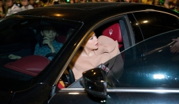 Hồ Ngọc Hà tự lái siêu xe tới chúc mừng Nhật Kim Anh