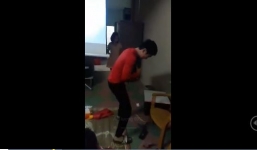 Clip: Người đàn ông mang tivi ra giữa đường đập sau bàn thua ở phút cuối của U23 Việt Nam