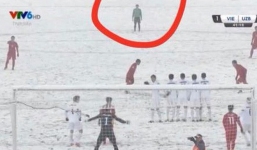 Bùi Tiến Dũng biết Quang Hải sẽ đá phạt vào nên bỏ luôn khung thành ra giữa sân xem cho tiện?