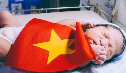 Khoảnh khắc xúc động: Em bé vừa chào đời được khoác Quốc kỳ đúng giây phút Quang Hải xé lưới đối thủ