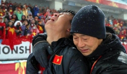 Quặn lòng hình ảnh Bùi Tiến Dũng khóc nức nở giữa trời mưa tuyết