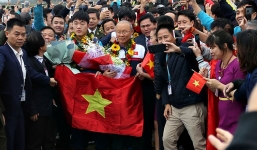 Khoảnh khắc các cầu thủ U23 xuống chuyên cơ trong vòng tay yêu thương của hàng ngàn người hâm mộ