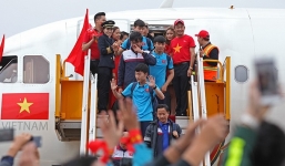 Hàng loạt sao Việt bức xúc với bức hình người mẫu mặc hở hang đón U23 Việt Nam