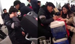 Phản ứng của thủ môn Bùi Tiến Dũng khi bất ngờ giáp mặt hoa hậu Đỗ Mỹ Linh