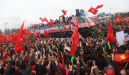 Báo Hàn Quốc trầm trồ với 'những dòng thác đỏ' mừng U23 Việt Nam trở về