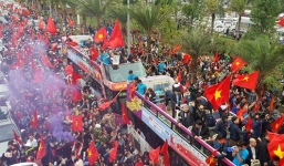 TRỰC TIẾP: Xe buýt mui trần chở đội U23 Việt Nam diễu hành trong biển người