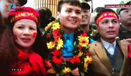 Cầu thủ Quang Hải vỡ òa, ôm chầm lấy người thân khi vừa đặt chân xuống sân bay Nội Bài