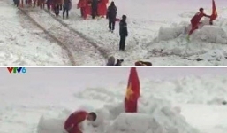 Rơi nước mắt khoảnh khắc Duy Mạnh cắm cờ trên sân Thường Châu, cúi chào khi ra về