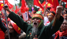 Chùm ảnh: Người hâm mộ đổ xô đi đón U23 Việt Nam, đường đến sân bay Nội Bài ngập tràn sắc cờ bay